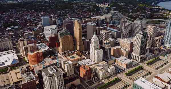 十八岁小伙和人工智能机器人，男孩与机器人